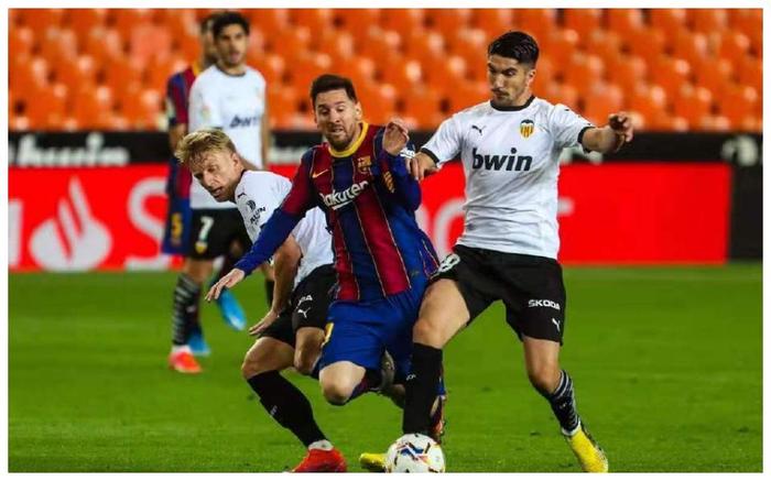 九游体育下载-SKT引发争议！，莱万多夫斯基官方宣布出色发挥新规再创辉煌时刻(莱万多夫斯基职业生涯)